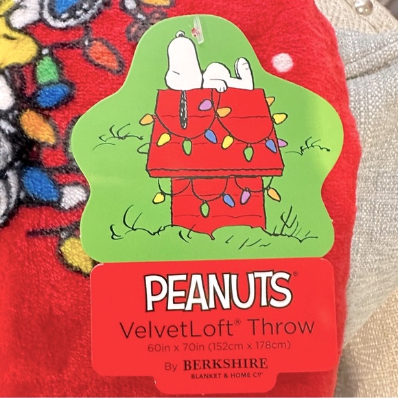 Peanuts Snoopy Woodstock Christmas Throw Blanket Fleece in red 70 x 60. - Picture 4 of 7